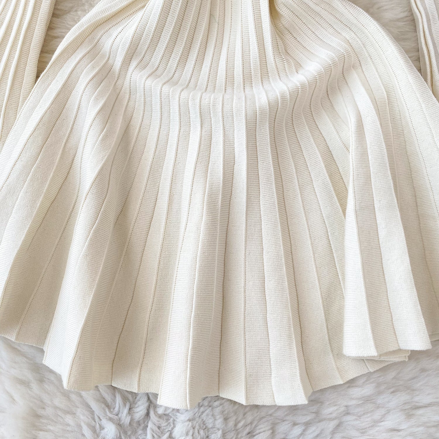 Vestido Curto Plissado Manga Flare Jasmim