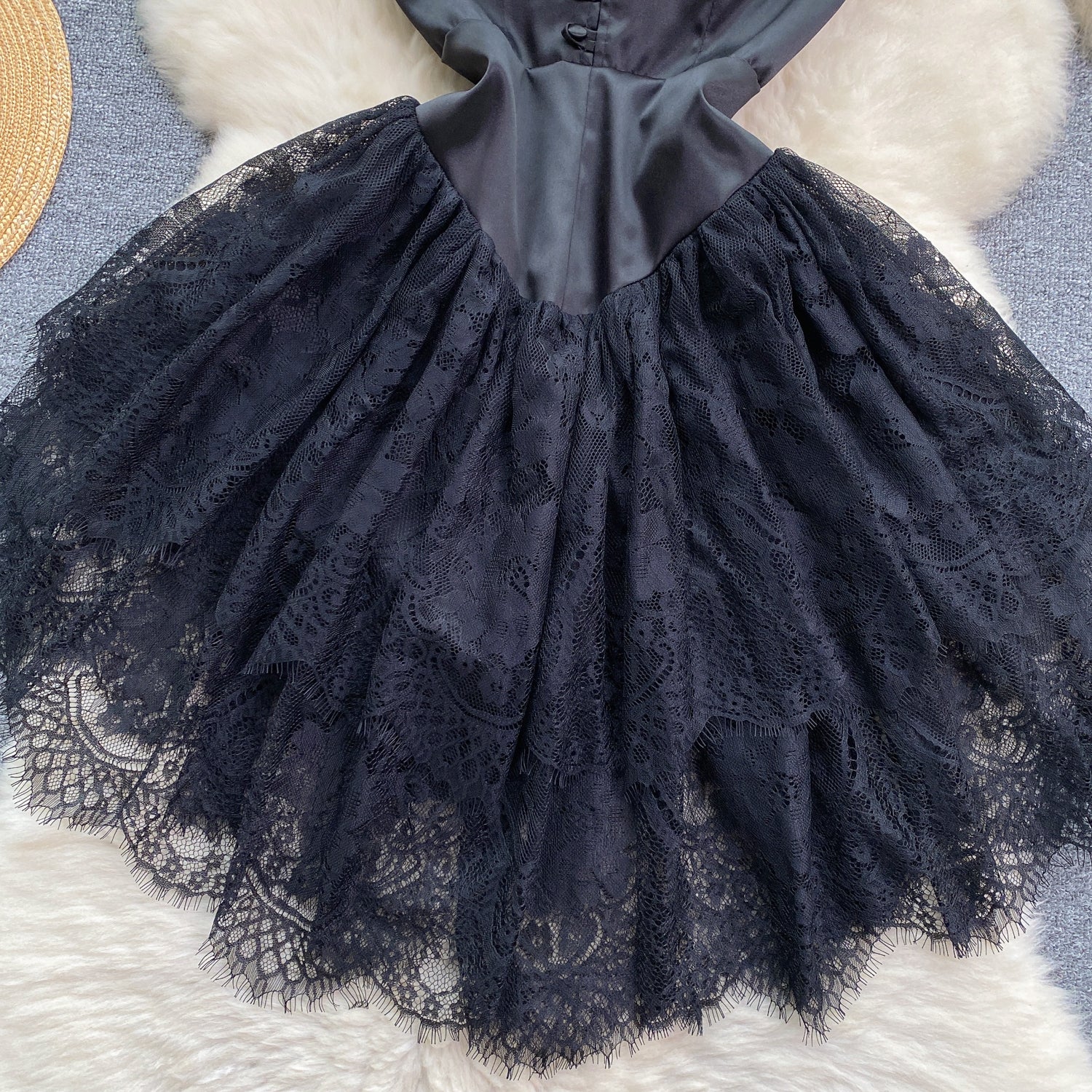 Vestido Curto Alça Fina Estruturado Chloe