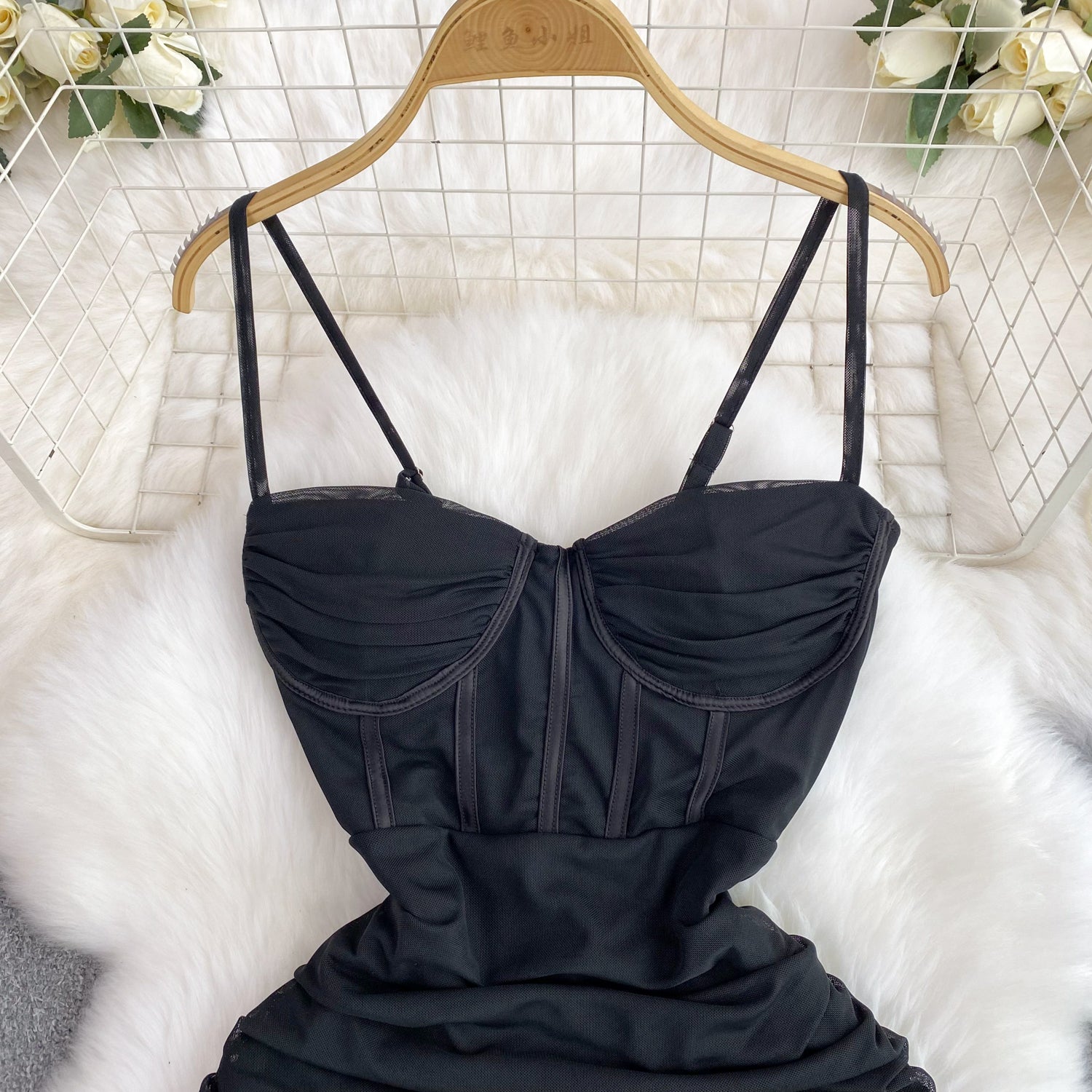 Vestido Curto Alça Fina Justo Decote Coração Maya