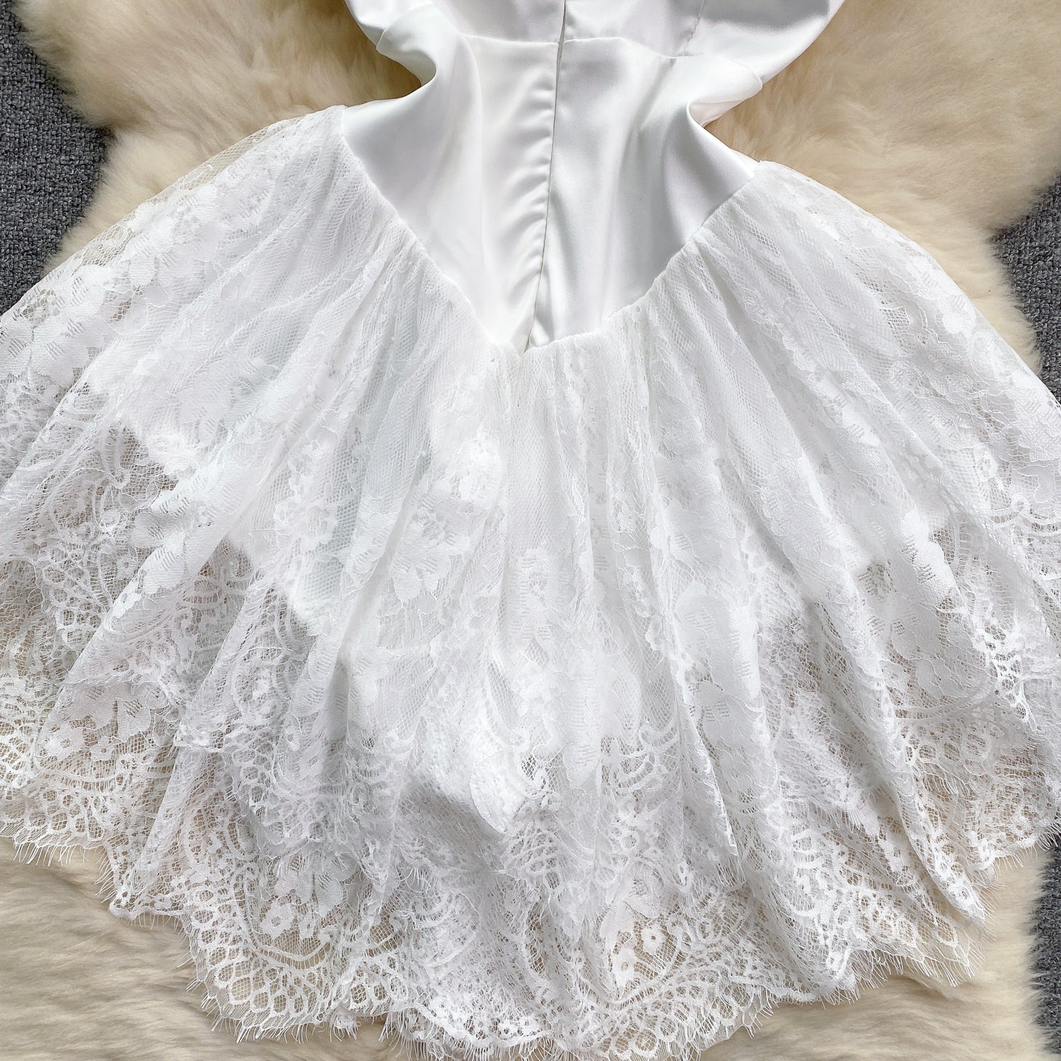 Vestido Curto Alça Fina Estruturado Chloe