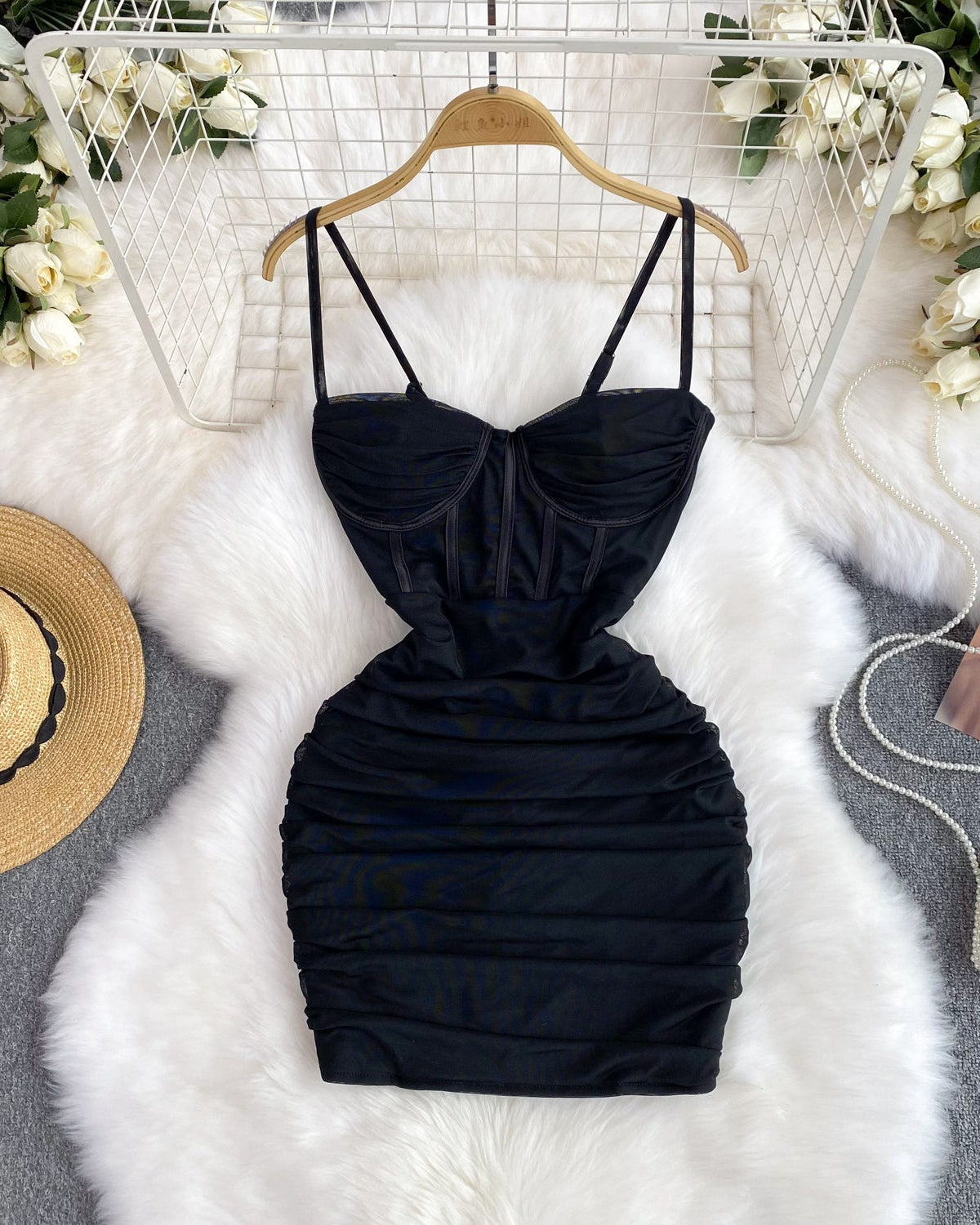 Vestido Curto Alça Fina Justo Decote Coração Maya