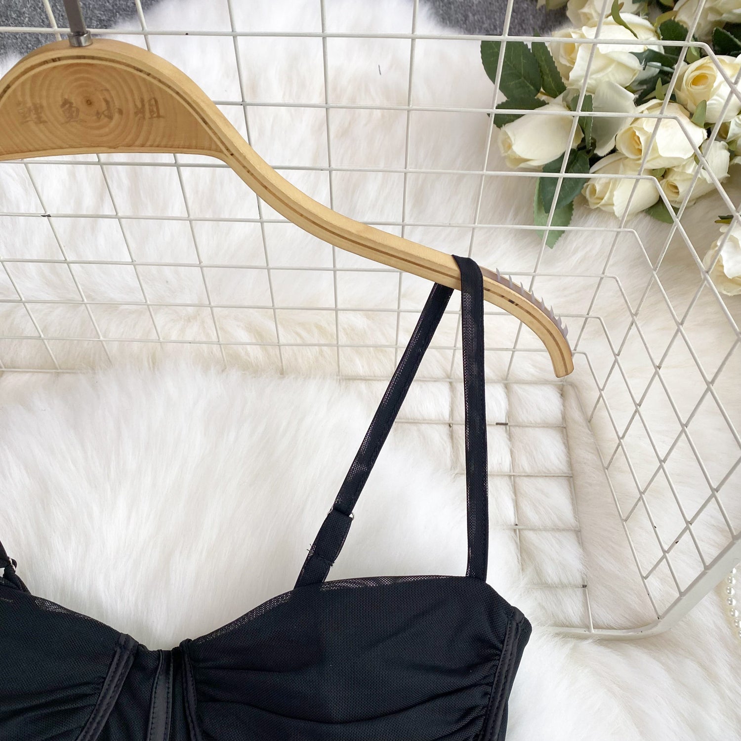 Vestido Curto Alça Fina Justo Decote Coração Maya