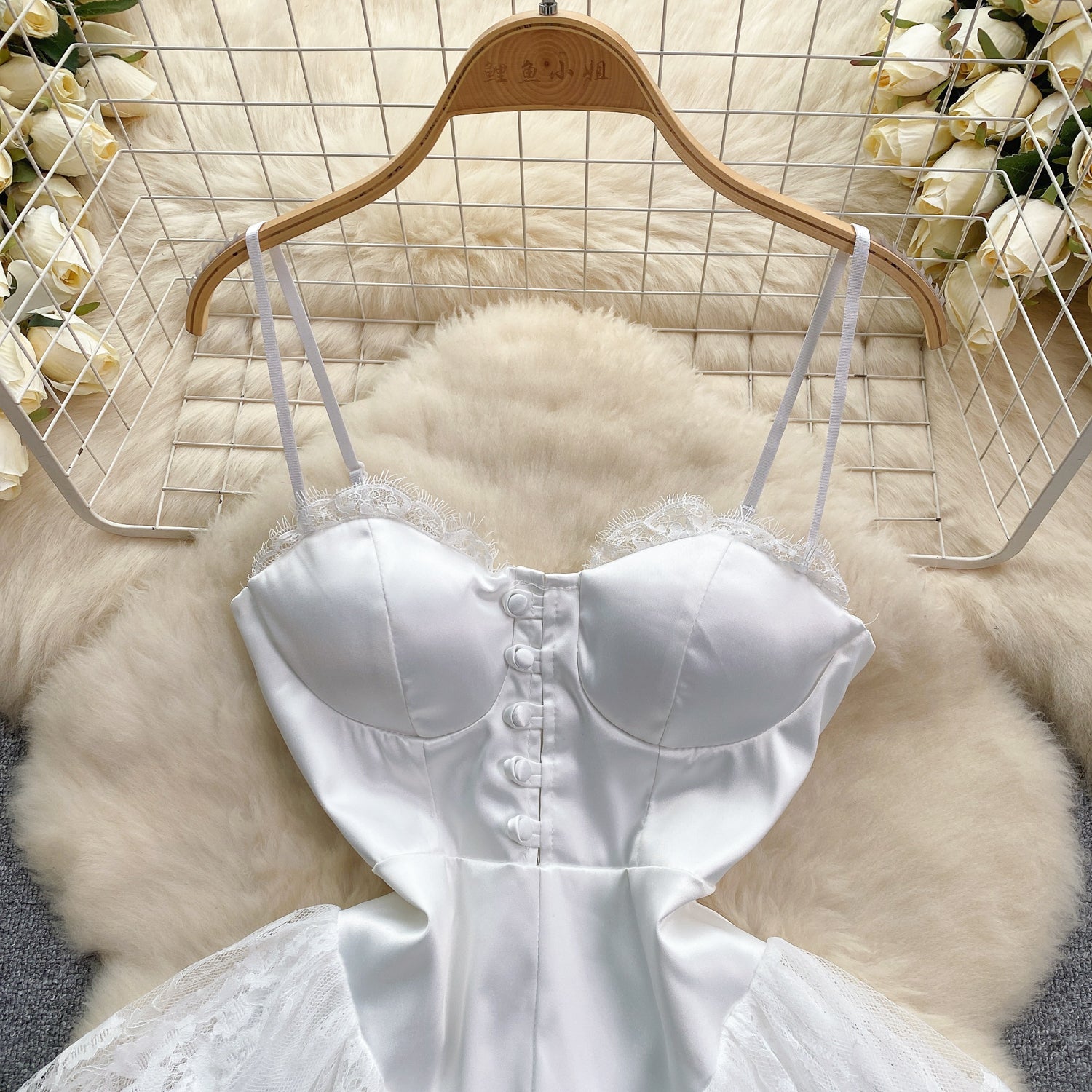 Vestido Curto Alça Fina Estruturado Chloe