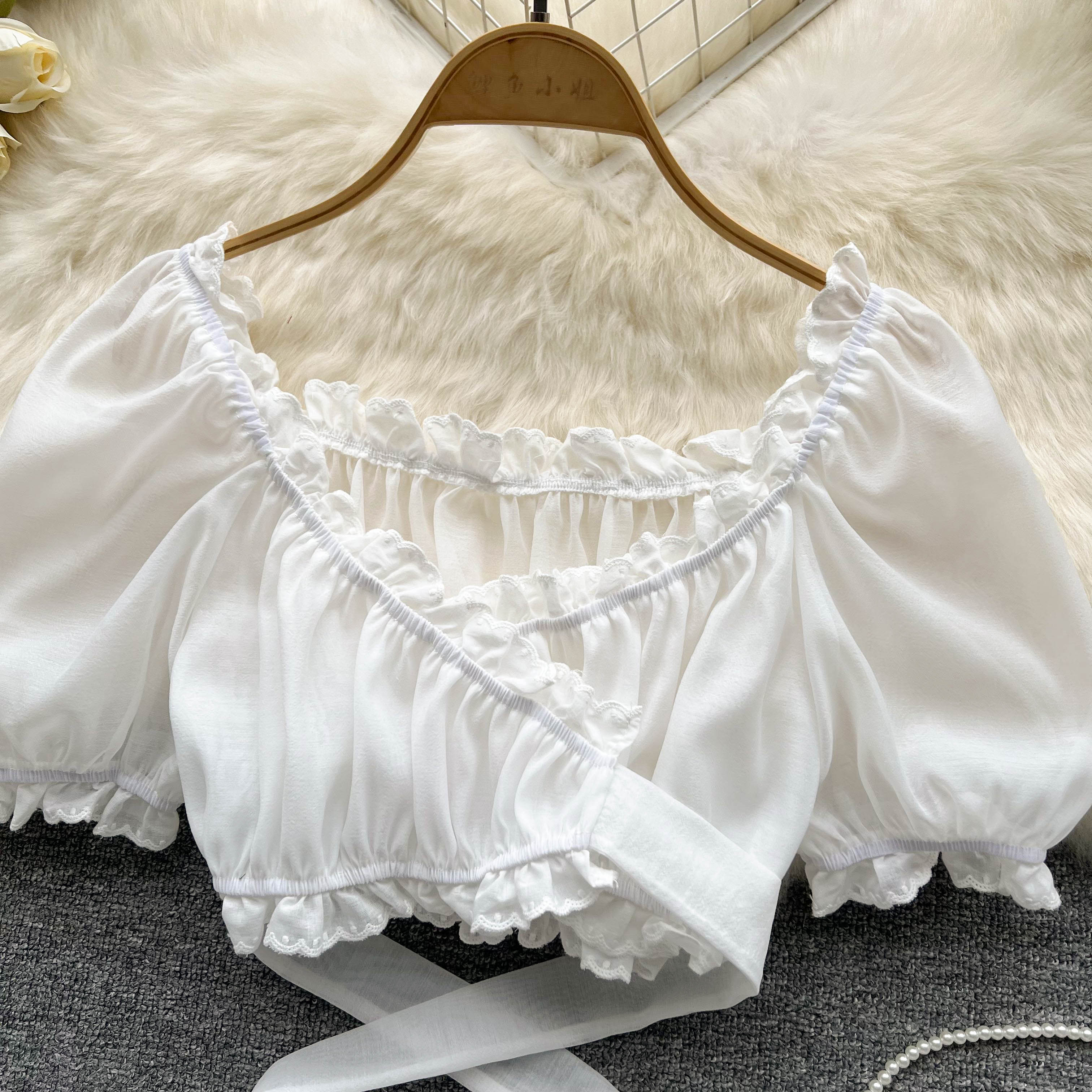 Cropped Babado Decote V Amélia