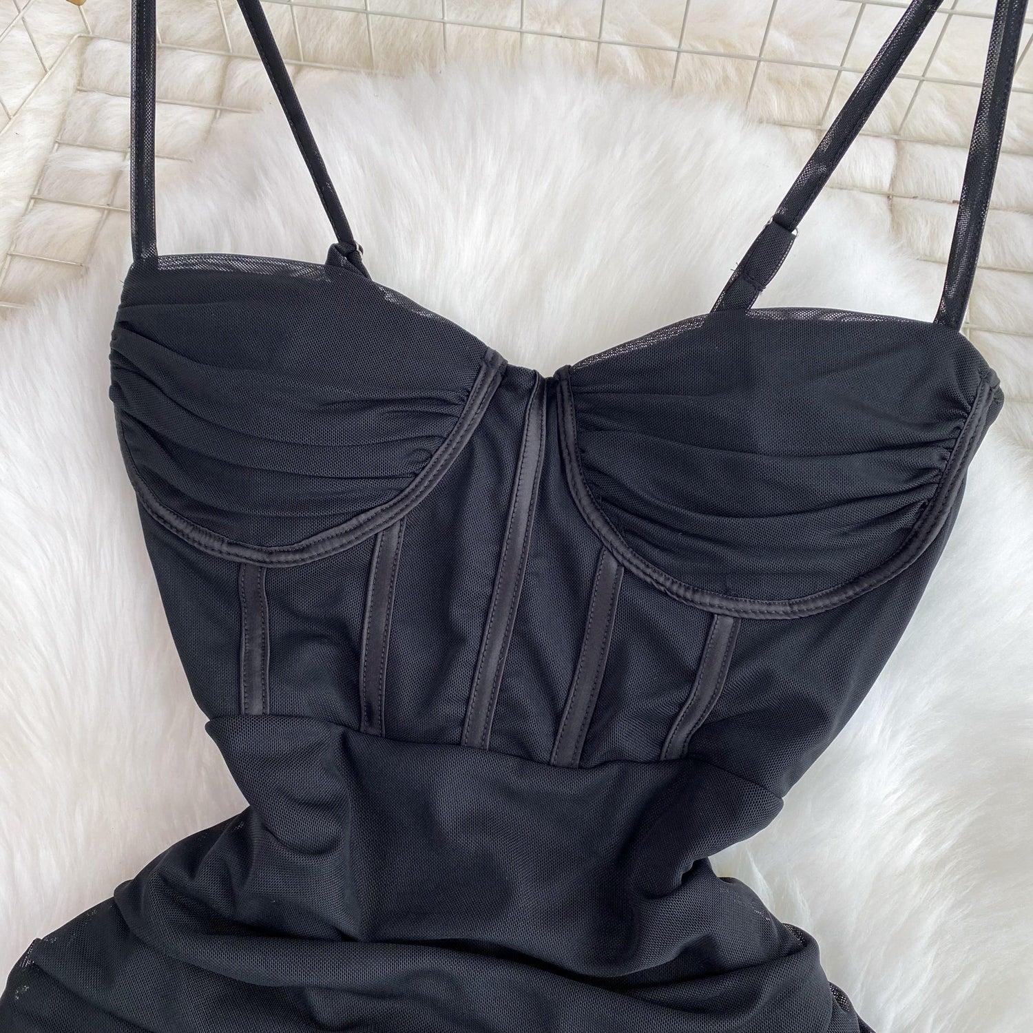 Vestido Curto Alça Fina Justo Decote Coração Maya