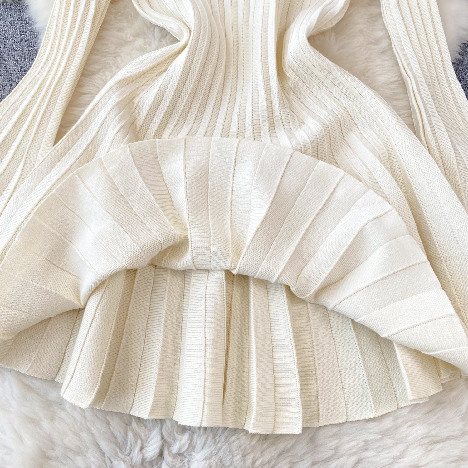 Vestido Curto Plissado Manga Flare Jasmim