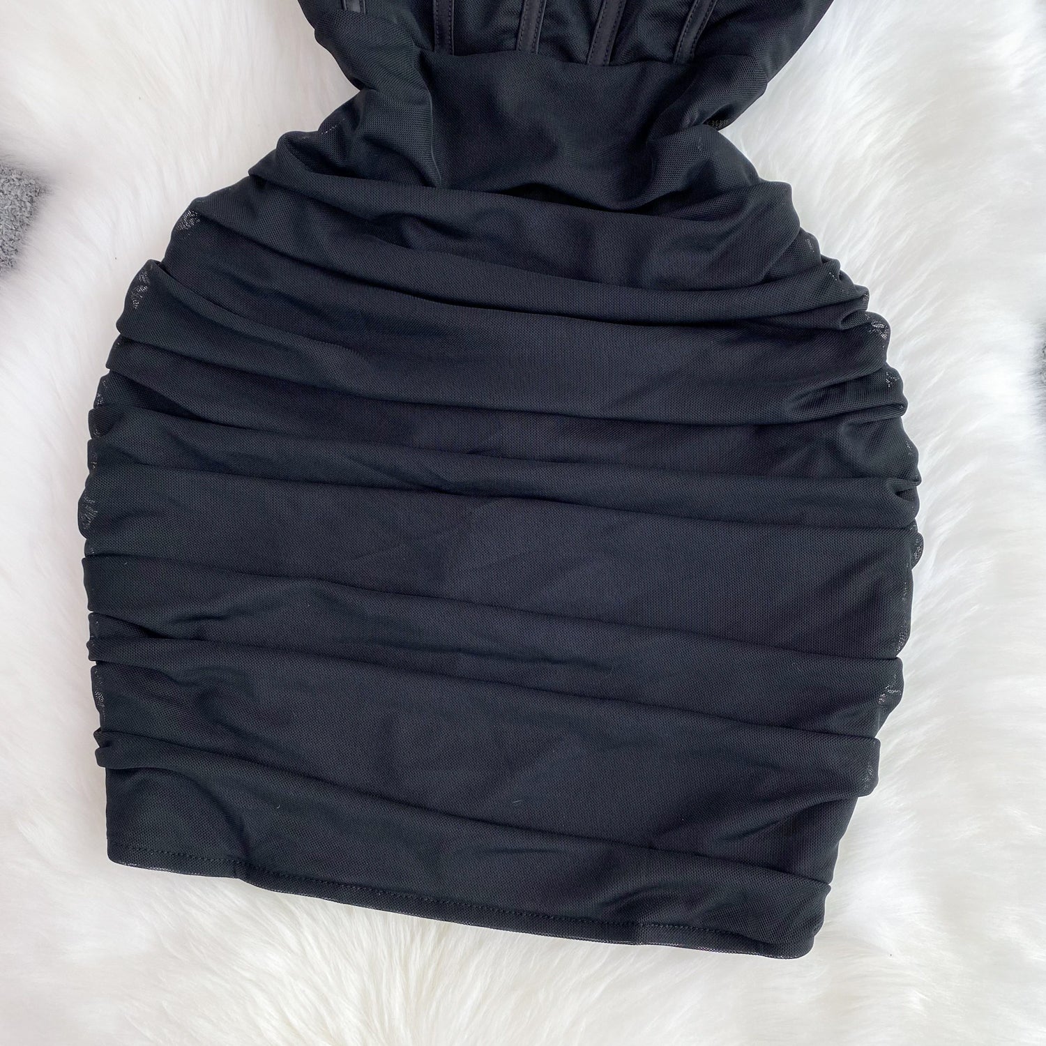 Vestido Curto Alça Fina Justo Decote Coração Maya