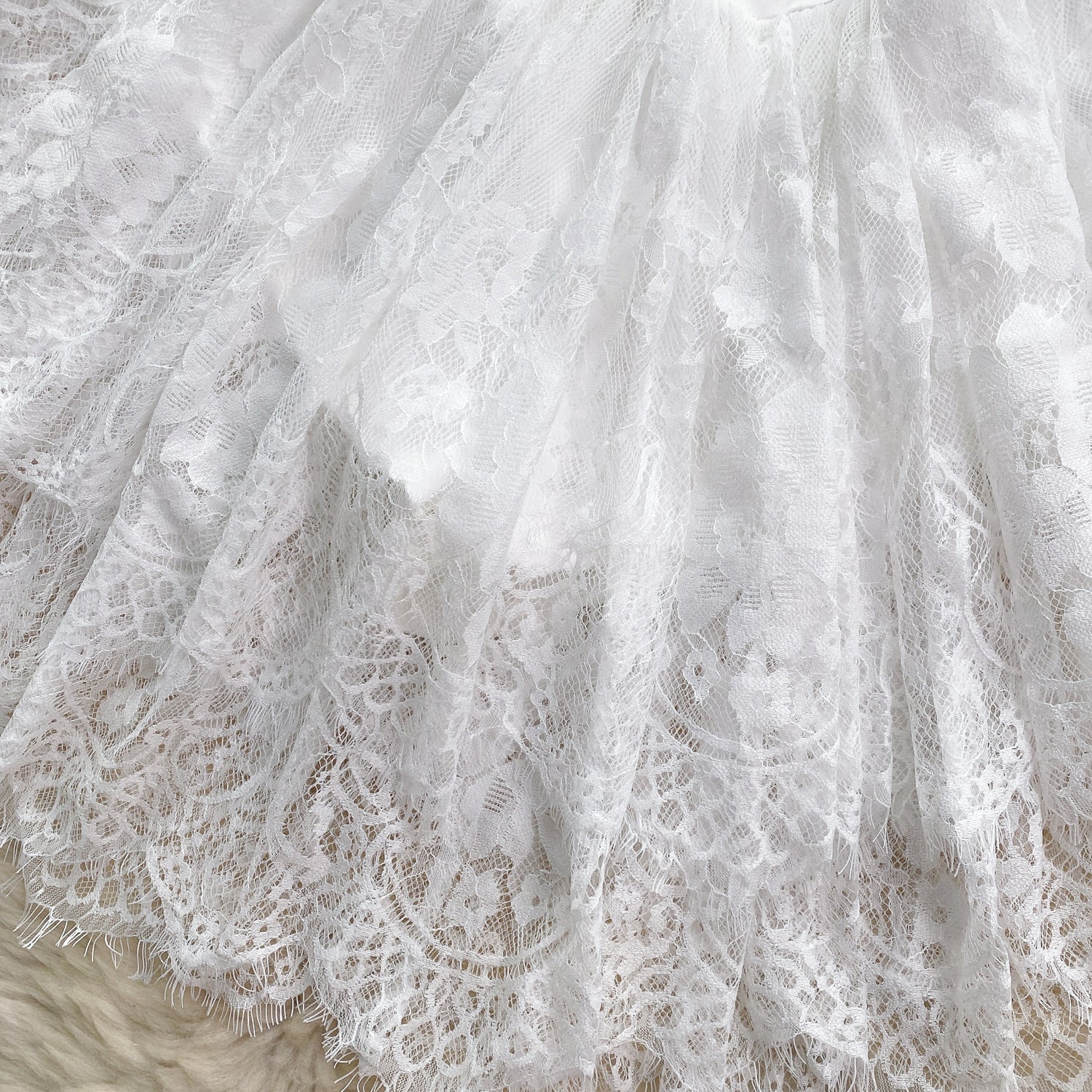 Vestido Curto Alça Fina Estruturado Chloe