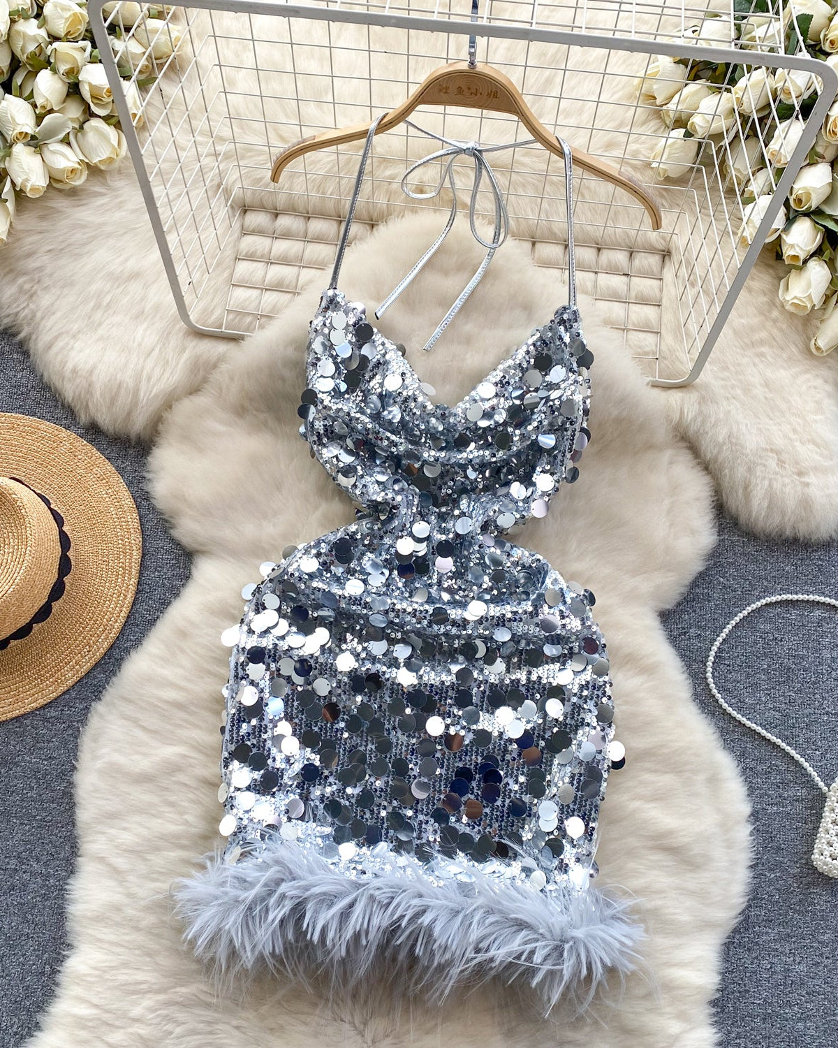 Vestido Curto Justo Paetê Barra Pluma Camila