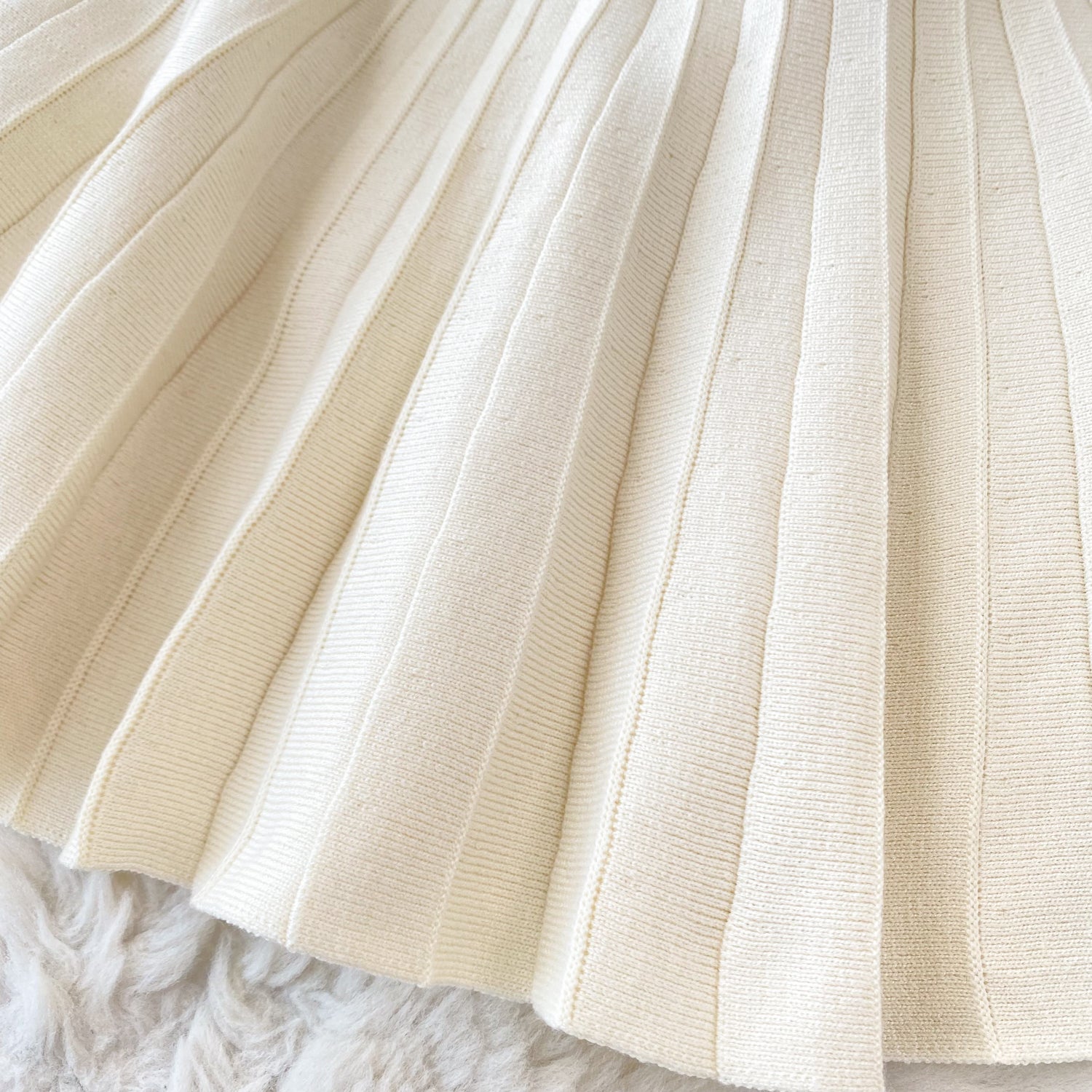 Vestido Curto Plissado Manga Flare Jasmim