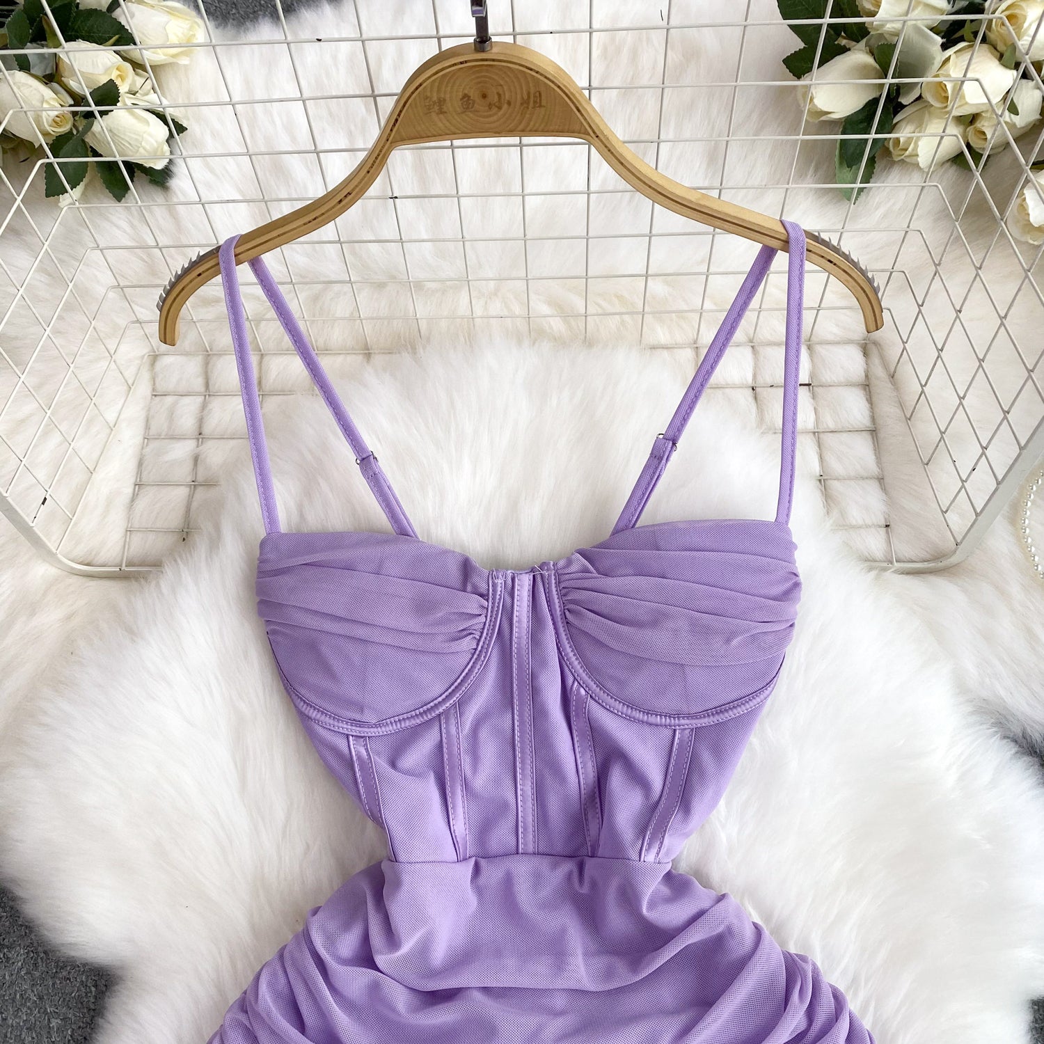 Vestido Curto Alça Fina Justo Decote Coração Maya