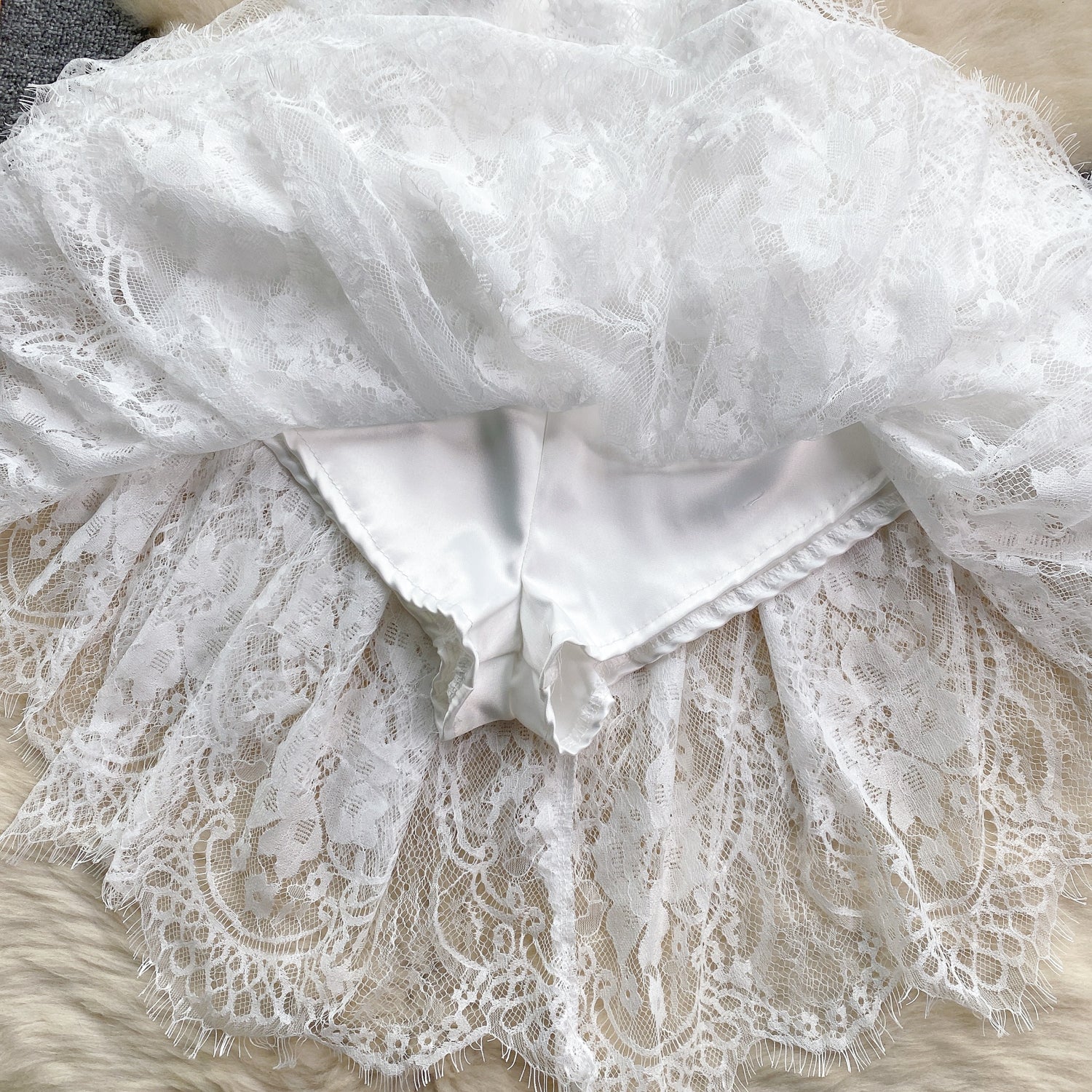 Vestido Curto Alça Fina Estruturado Chloe